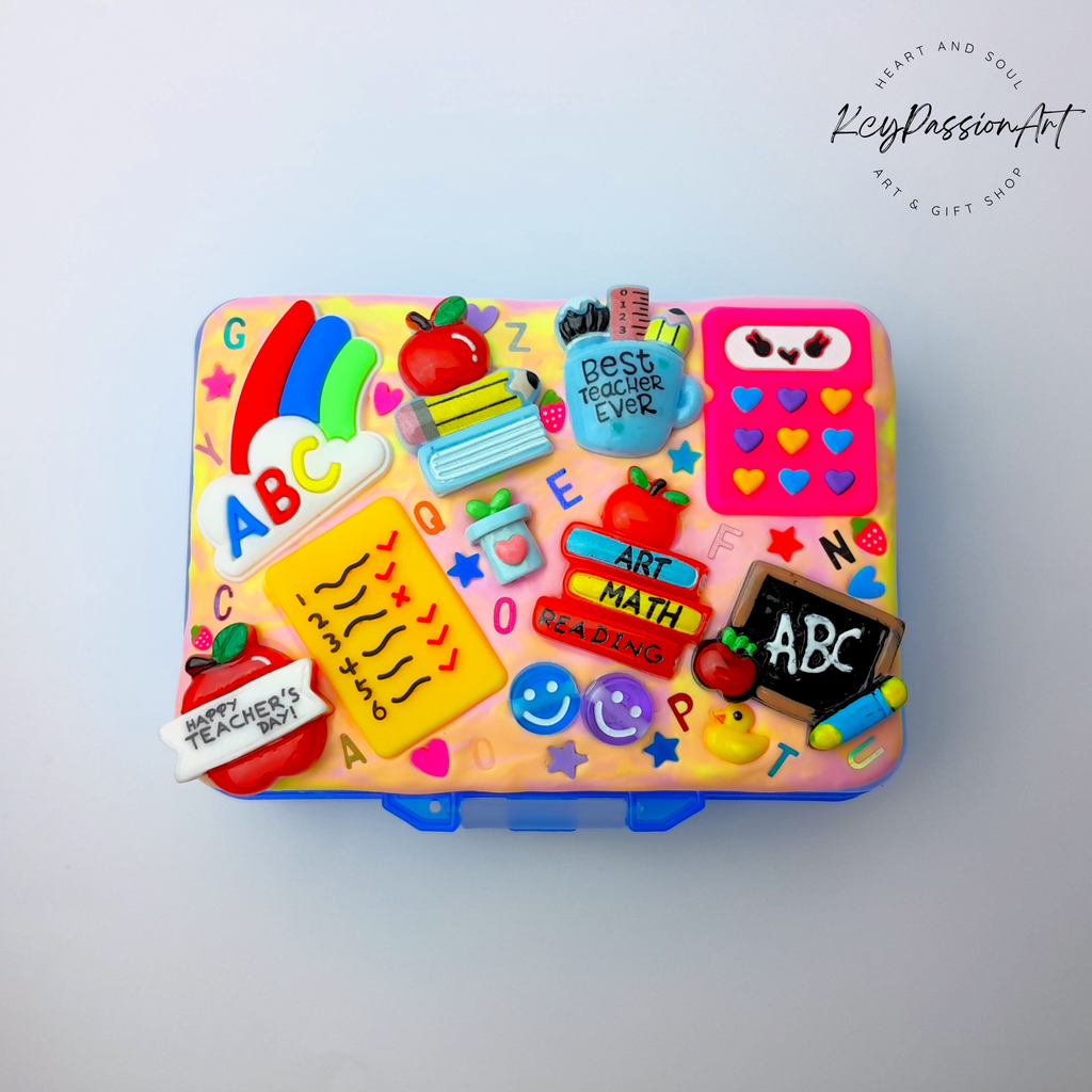 Pilulier décoratif grand format à rabat et 9 compartiments, idéal pour les journées d'école