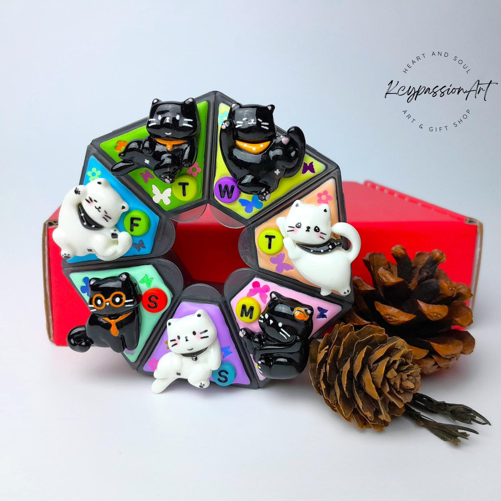 7-Tage-Pillenbox mit Dekoration „Kawaii Katzen“ – Medikamentenbox, Vitaminbehälter, Nahrungsergänzungsmittel-Spender