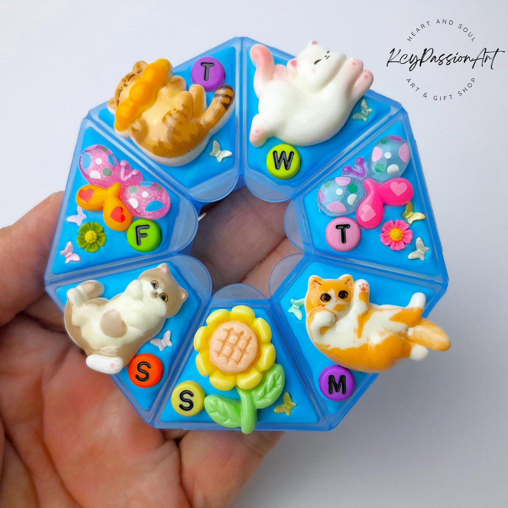 Pilulier décoré 7 jours « Chats et papillons » - Boîte à pilules pour médicaments, vitamines et compléments alimentaires