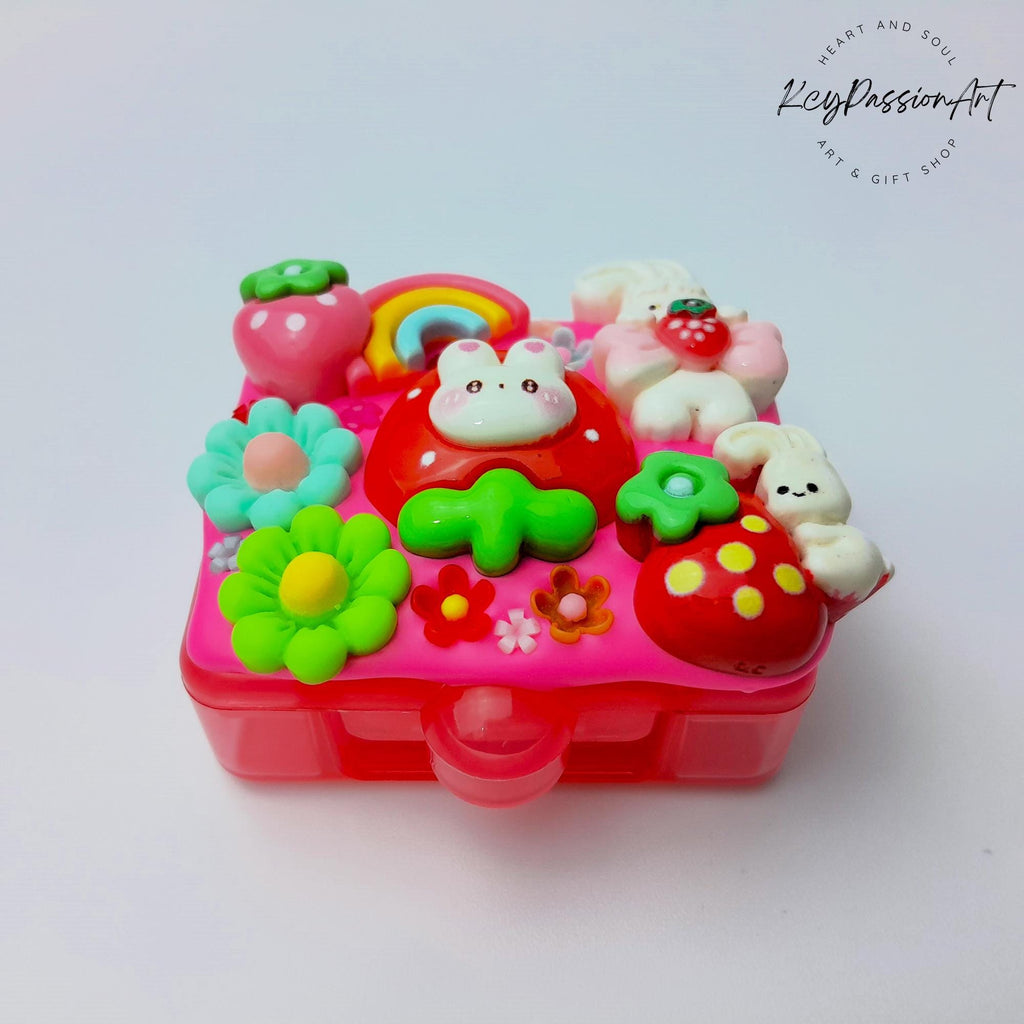 Tages-Pillenbox „Regenbogen-Erdbeer-Hasenliebe“ – Pillendose für einen Tag, Pillenbehälter, Pillenetui für einen Tag, Pillendose für Tag und Nacht