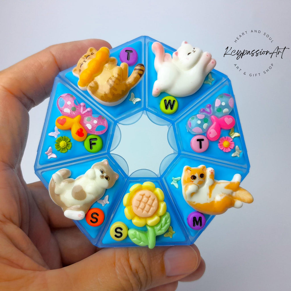 Pilulier décoré 7 jours « Chats et papillons » - Boîte à pilules pour médicaments, vitamines et compléments alimentaires