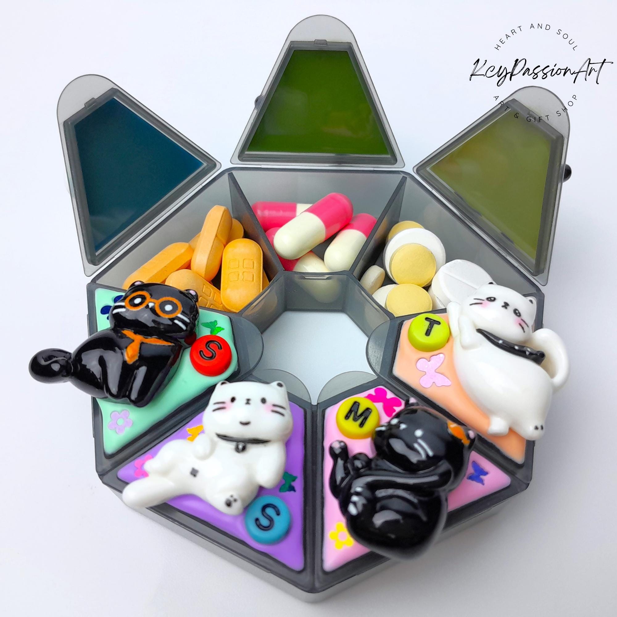 7-Tage-Pillenbox mit Dekoration „Kawaii Katzen“ – Medikamentenbox, Vitaminbehälter, Nahrungsergänzungsmittel-Spender