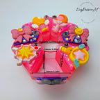 7-Tage-Pillenbox „Zauberstäbe &amp; Bänder“ – Pillendose für morgens und abends, 7 Fächer, Pillendose mit Spender für Medikamente und Vitamine