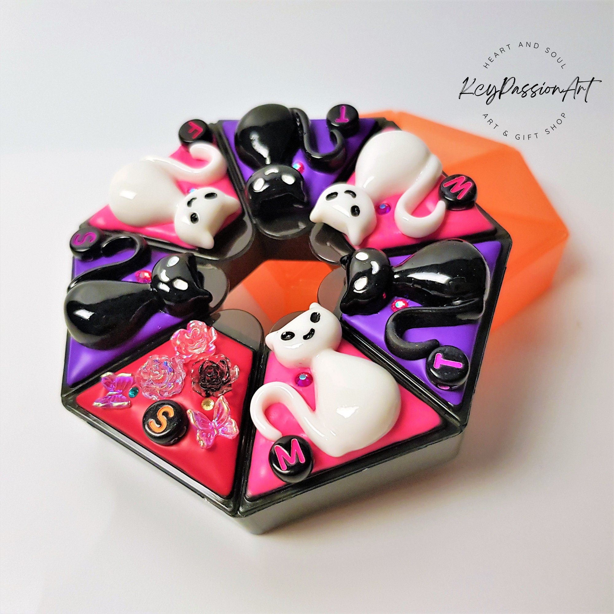 Mysterious Cats - Heptagon Pill Box