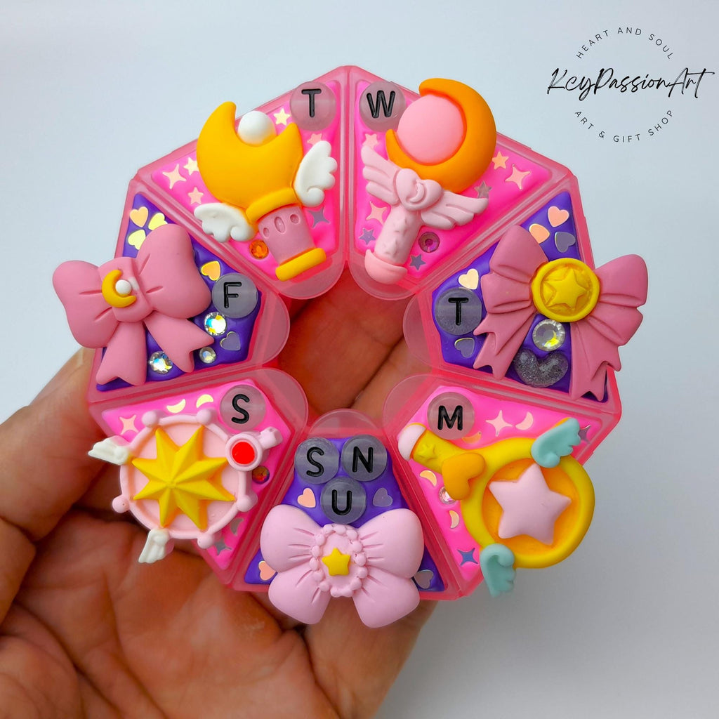 7-Tage-Pillenbox „Zauberstäbe &amp; Bänder“ – Pillendose für morgens und abends, 7 Fächer, Pillendose mit Spender für Medikamente und Vitamine