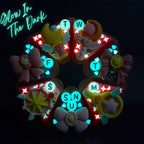 7-Tage-Pillenbox „Zauberstäbe &amp; Bänder“ – Pillendose für morgens und abends, 7 Fächer, Pillendose mit Spender für Medikamente und Vitamine