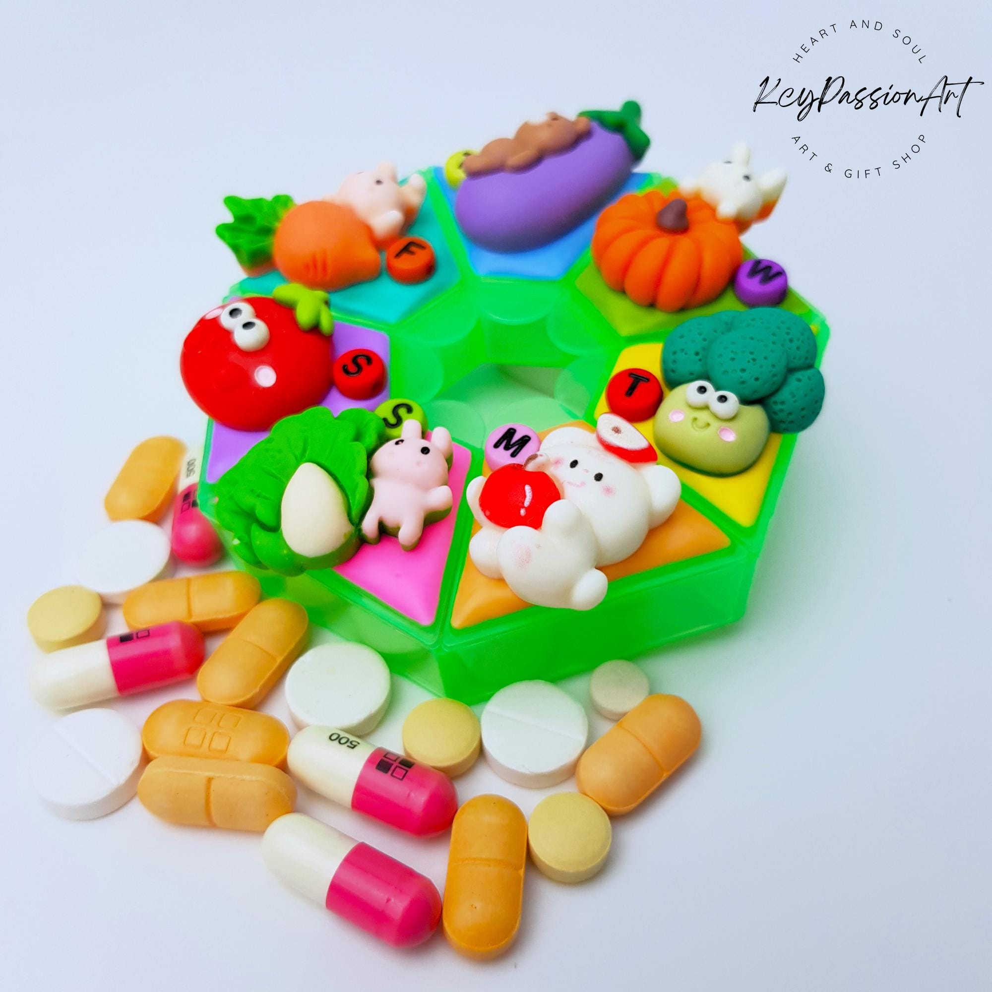 7-Tage-Pillenbox „Hey Fruity &amp; Veggies“ (Version 2024), Pillendose für morgens und abends, Medikamentenspender, 7-Tage-Pillenbox für Tag und Nacht