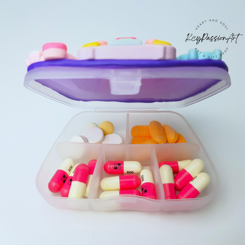 5-Tage-Pillenbox „Kawaii Friends Hangouts“ – Pillendose für morgens und abends, Pillenbehälter, 5-Tage-Pillenetui, Pillenbox für Tag und Nacht