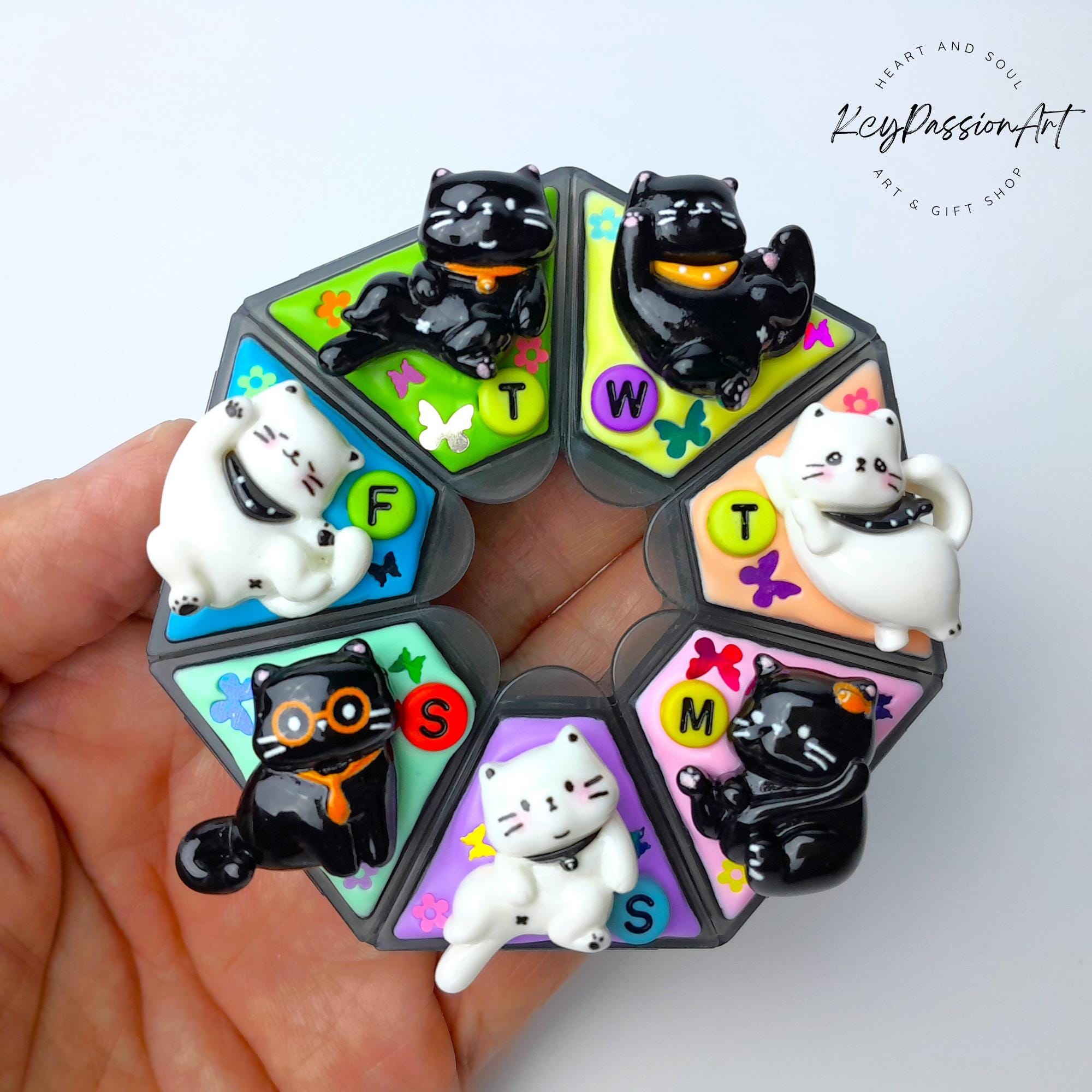 7-Tage-Pillenbox mit Dekoration „Kawaii Katzen“ – Medikamentenbox, Vitaminbehälter, Nahrungsergänzungsmittel-Spender