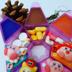 7-Tage-Pillenbox „Mein pinker runder Held“ (Version 2024), für Medikamente, Vitaminpräparate, 7-Tage-Pillenbox, Pillendose für Tag und Nacht