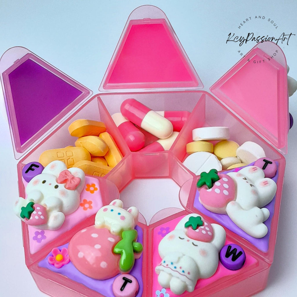 7-Tage-Pillenbox mit Dekoration „Erdbeer-Spaßtag“ – Medikamentenbox, Vitaminspender, Pillenaufbewahrung