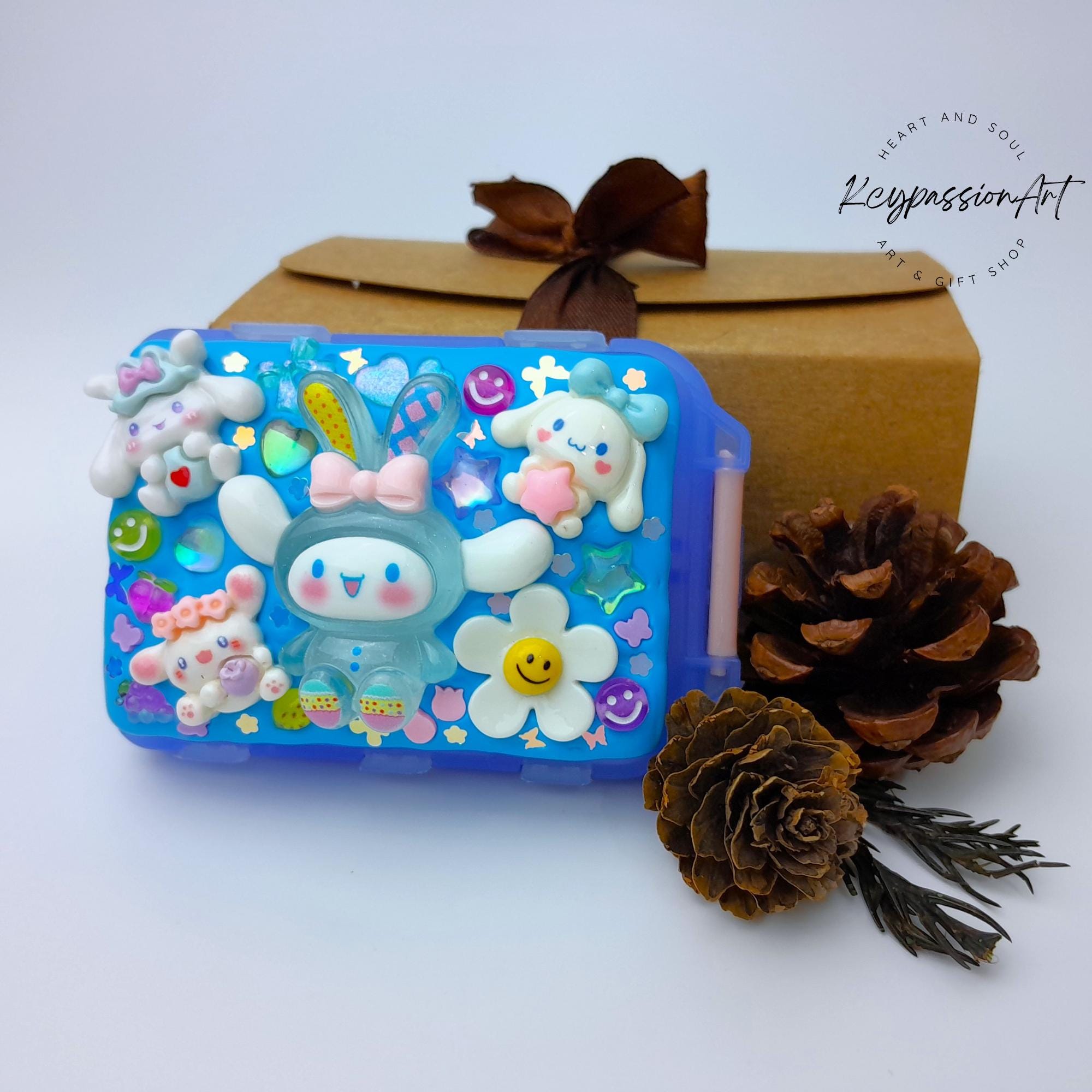Cute and Chubby White Puppy Decorated Flip-Fold 10 Compartments Pill Box
