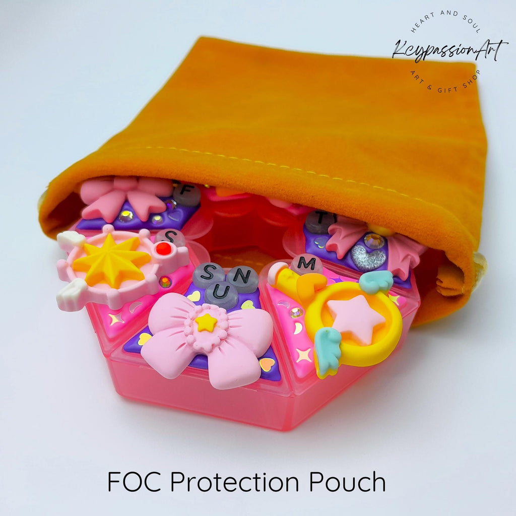 7-Tage-Pillenbox „Zauberstäbe &amp; Bänder“ – Pillendose für morgens und abends, 7 Fächer, Pillendose mit Spender für Medikamente und Vitamine