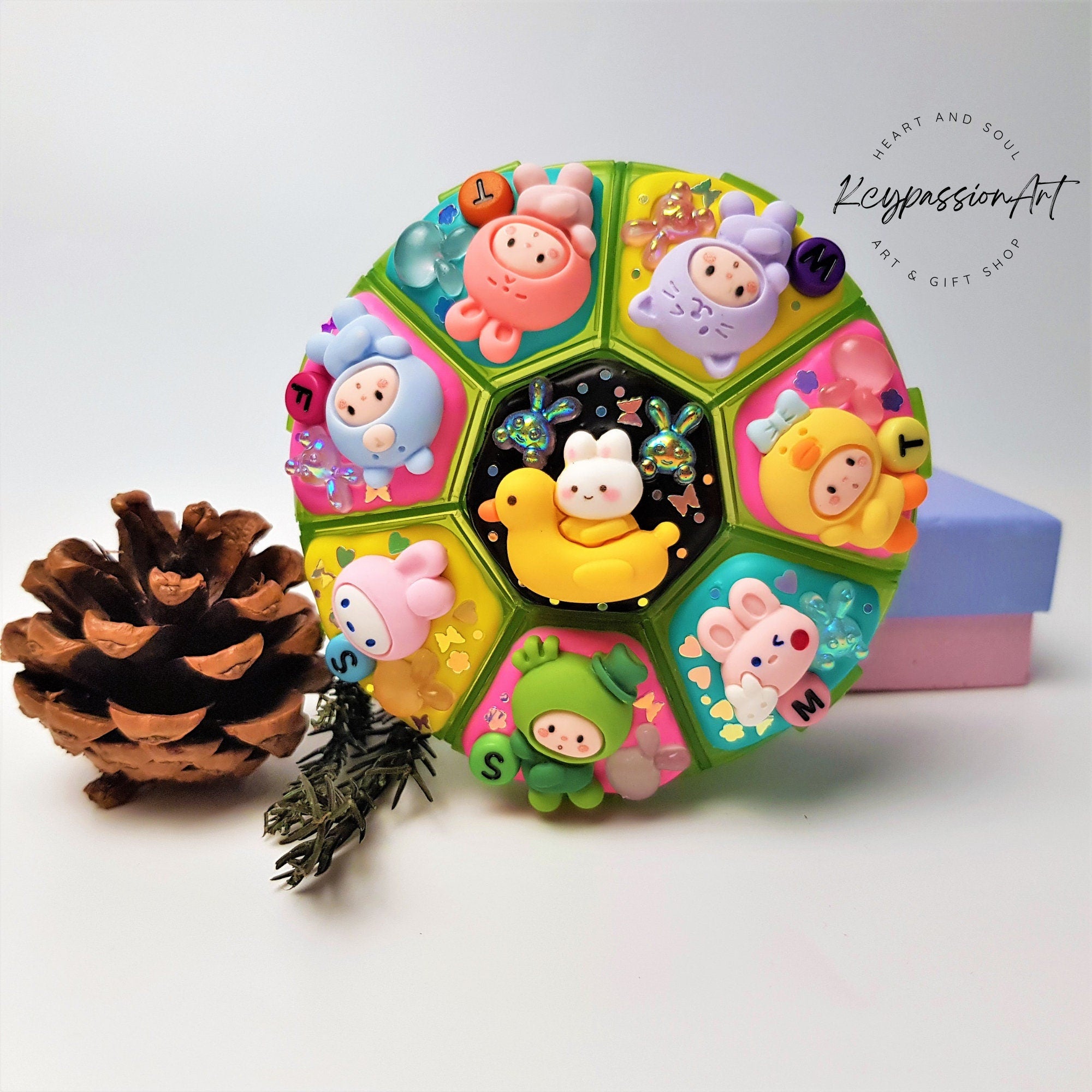 Glowy & Kawaii Round 8 Compartments Pill Box